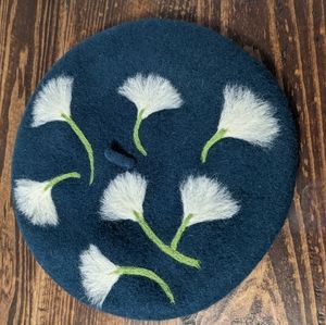 Wool beret with flower details